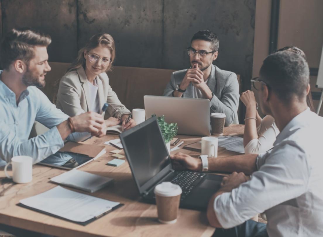 Alunos a trabalhar em projetos de SEO mobile numa sessão ao vivo